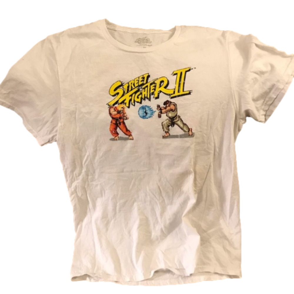 𝅺street Fighter II T-shirt. Men’s size medium.  White.  Unisex.